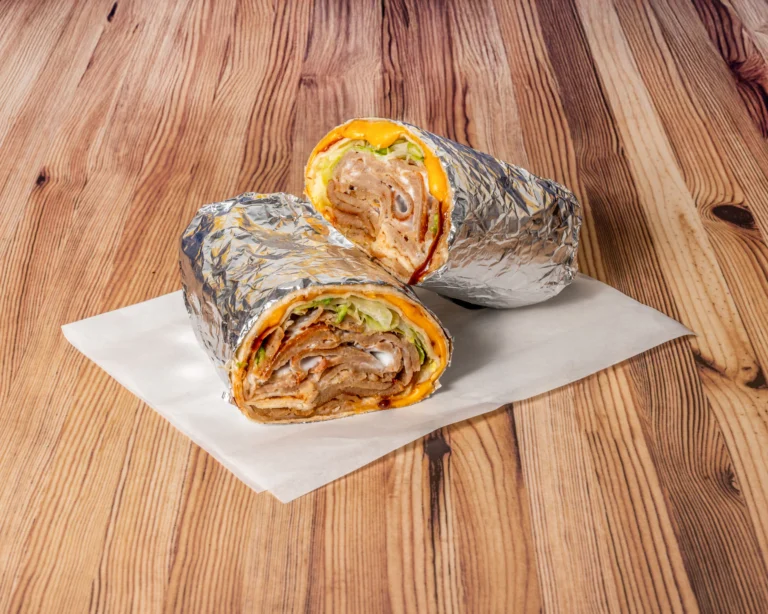El Buñoko, dürüm de NewRoll con salsa de yogur, barbacoa y cheddar