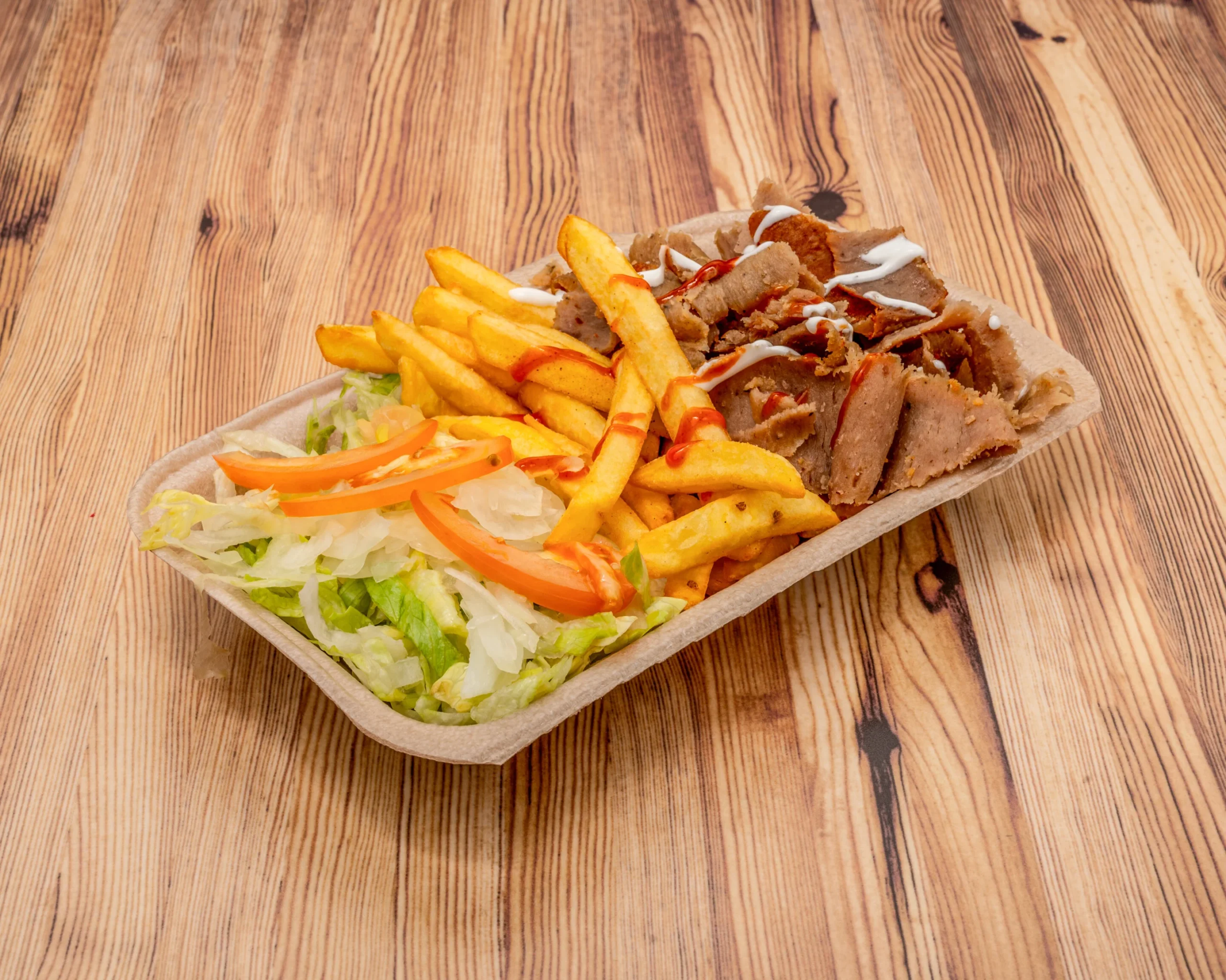 Plato con carne, ensalada y papas de NewRoll en Las Palmas