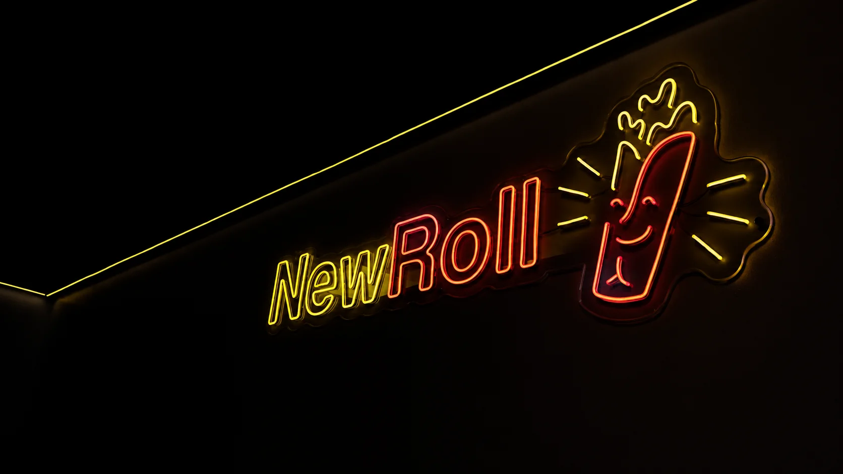 Cartel de neón de NewRoll para comer de noche en Las Palmas